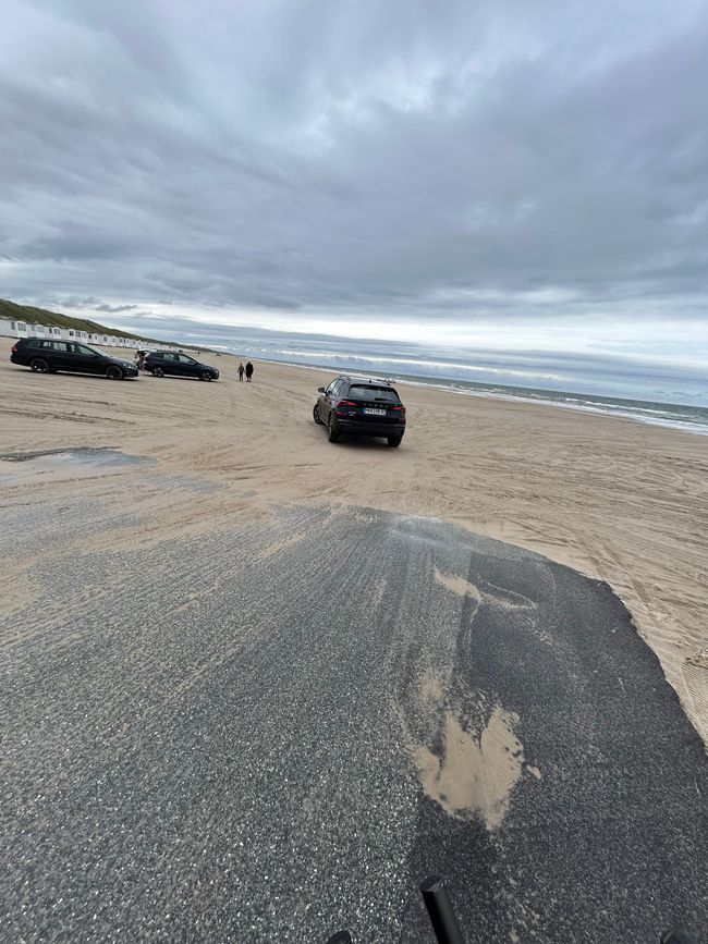 Der Autostrand zum Sonnen für weiße Autos