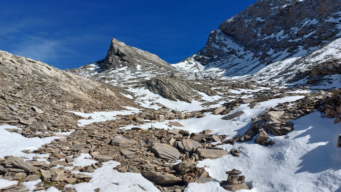 über Felsen und Neuschnee zum Rocca Rossa, der Kleine links 