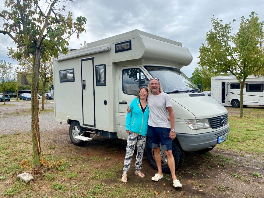 Christine und Thomas vor ihrem 4x4, die wir in Ainsa kennengelernt haben