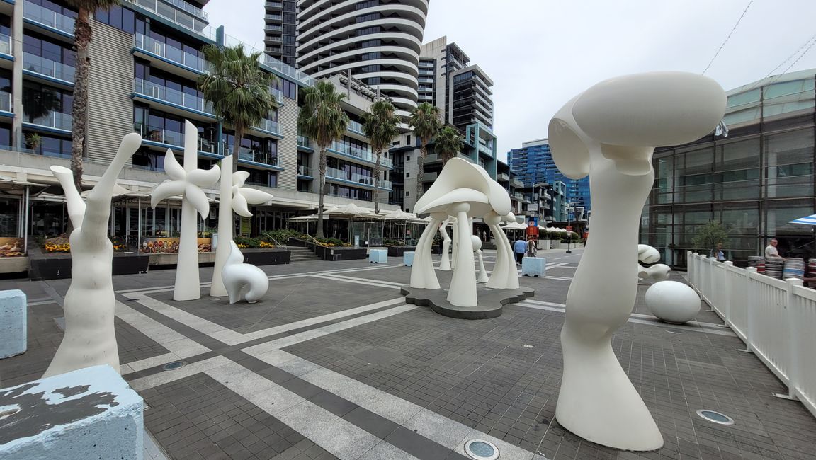<p>I Docklands erano un tempo una grande parte del porto di Melbourne. Negli anni '90, il servizio di container è aumentato e nessuno utilizzava il porto e le sue vecchie strutture per scaricare e caricare le navi. Fino a quando, dopo molti anni, ci si è ricordati e si è deciso di far nascere un nuovo quartiere.</p>