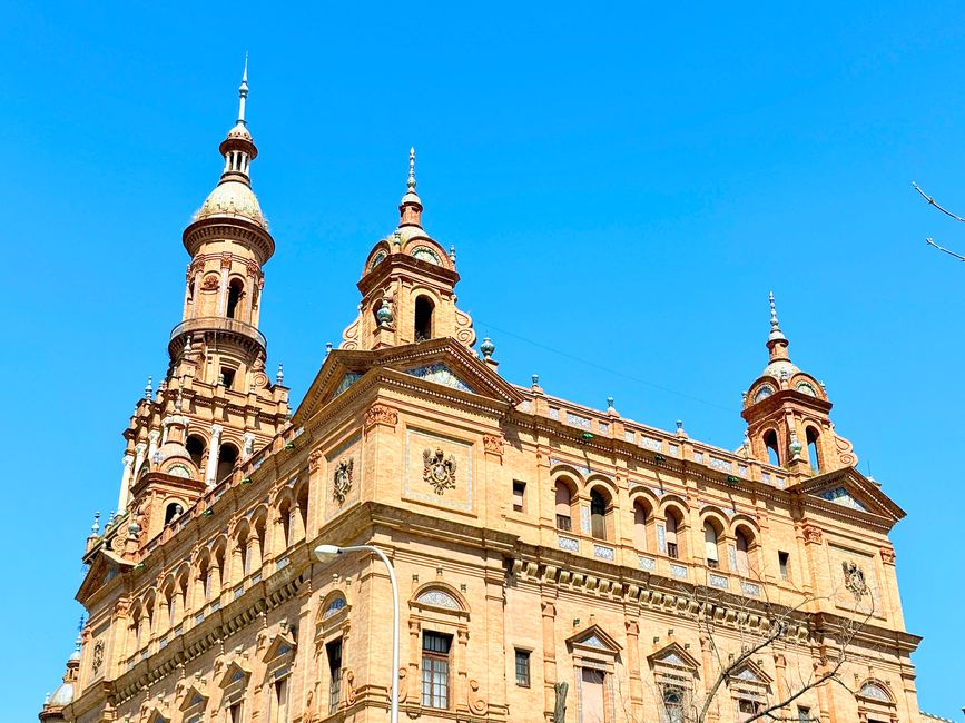 Jedes Gebäude auf dem Spanischen Platz beeindruckt mit einer unglaublichen Detailfülle.