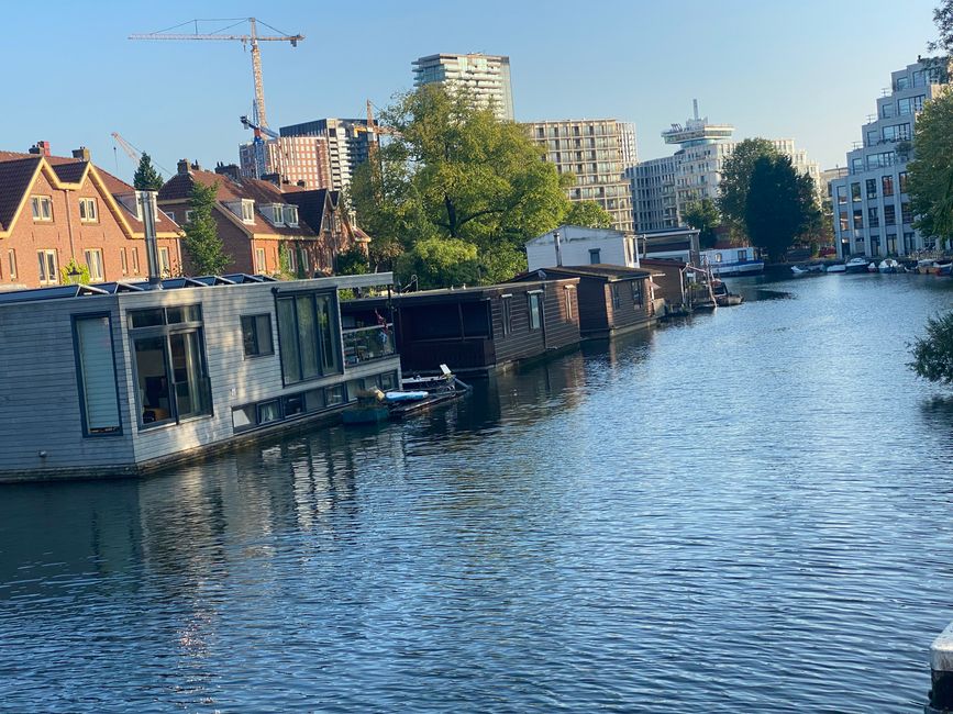 So sehen die Hausboote von deer Wasserseite aus