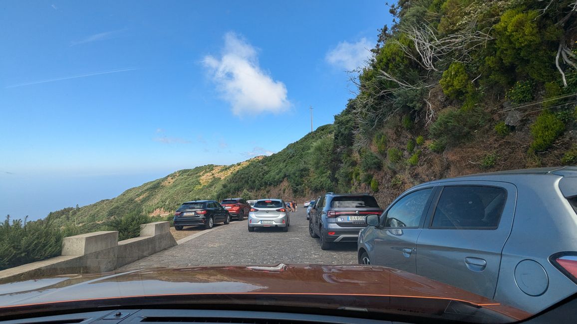 Alles zugeparkt - fernab vom Parkplatz!