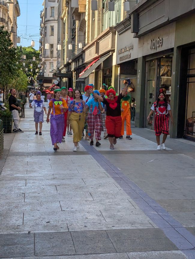 pensiamo che fosse un addio al celibato in mezzo alla via dello shopping
