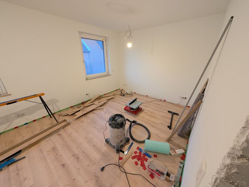 Das braune Schlafzimmer ist weiß und hat Boden, endlich