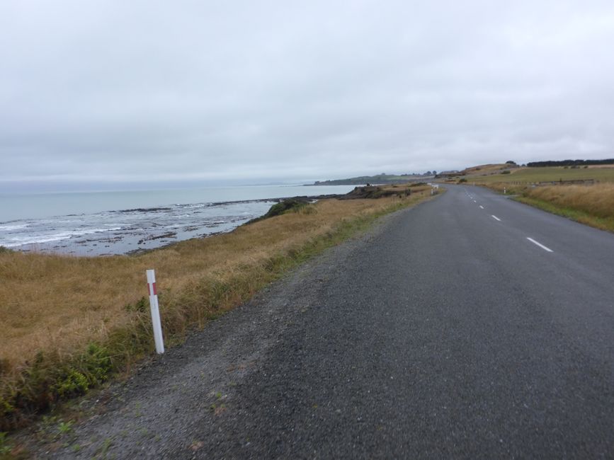 Auf der Nebenstraße entlang der Küste