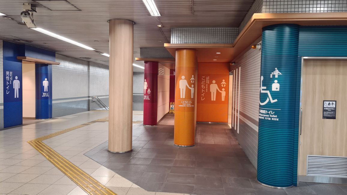 In den Bahnhöfen und Metrostationen findet man überall kostenlose und blitzblanke Toiletten.