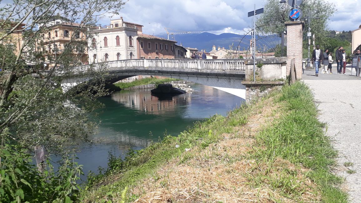 Hübsche Ansicht auf den Fluss und die Römische Brücke