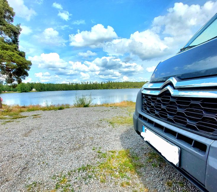 Après la visite du parc à élan, nous avons pris la route vers notre prochain lieu de camping. Nous avons trouvé un endroit formidable à Fröseke, juste au bord d'un lac et entouré de nature.<p>Nous avons laissé la journée se terminer paisiblement dans la nature et avons dormi comme des anges.</p>