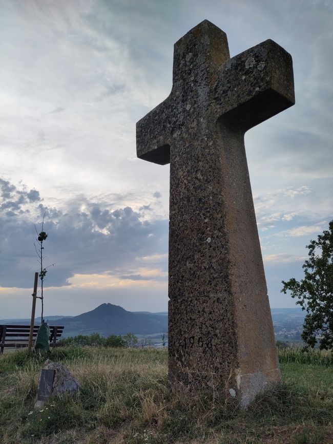 Kreuz Hegau - Blick auf den Hohenhewen