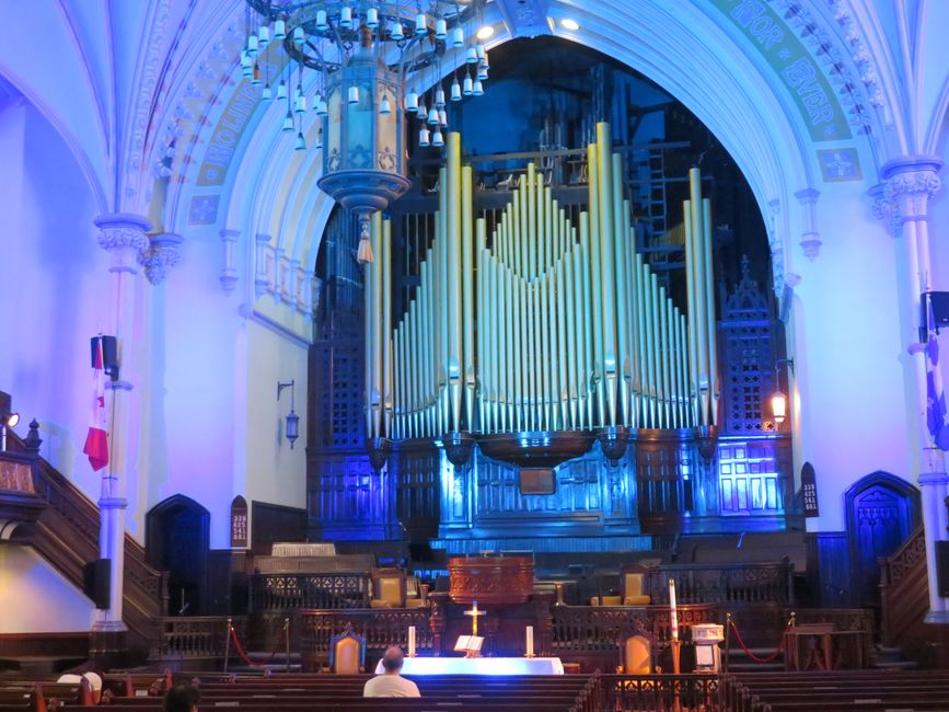 Iglesia con bandera nacional