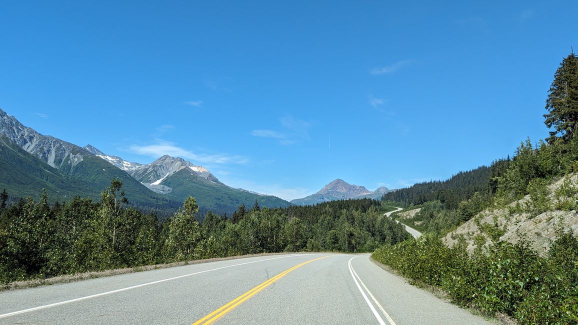 Tag 27: Bärenshow & fantastische Bergwelten - zurück nach Yukon/Kanada