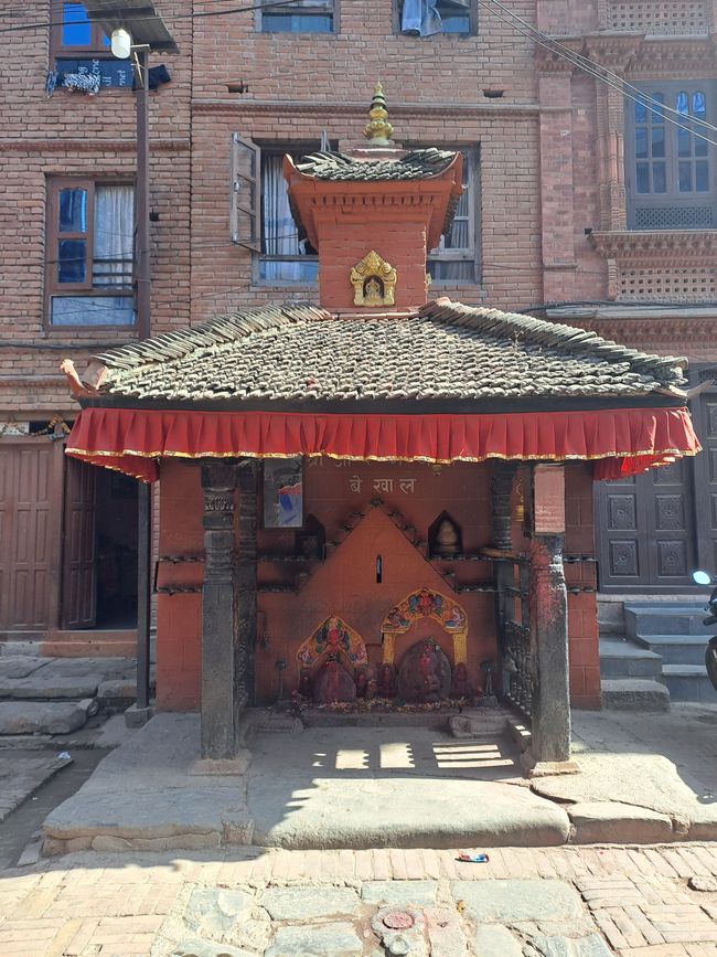 Weitere Anbetungs- und Opferstätten in Bhaktapur.