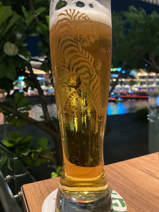 Ein letztes Tiger Bier noch in Singapur