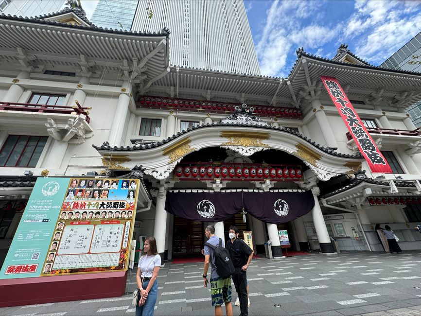 Teatro tradicional en un entorno urbano