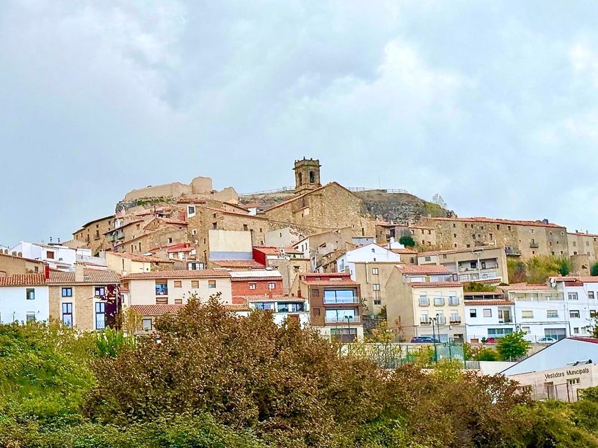 En lo alto de una montaña aparece Culla - por supuesto con iglesia y fortaleza.