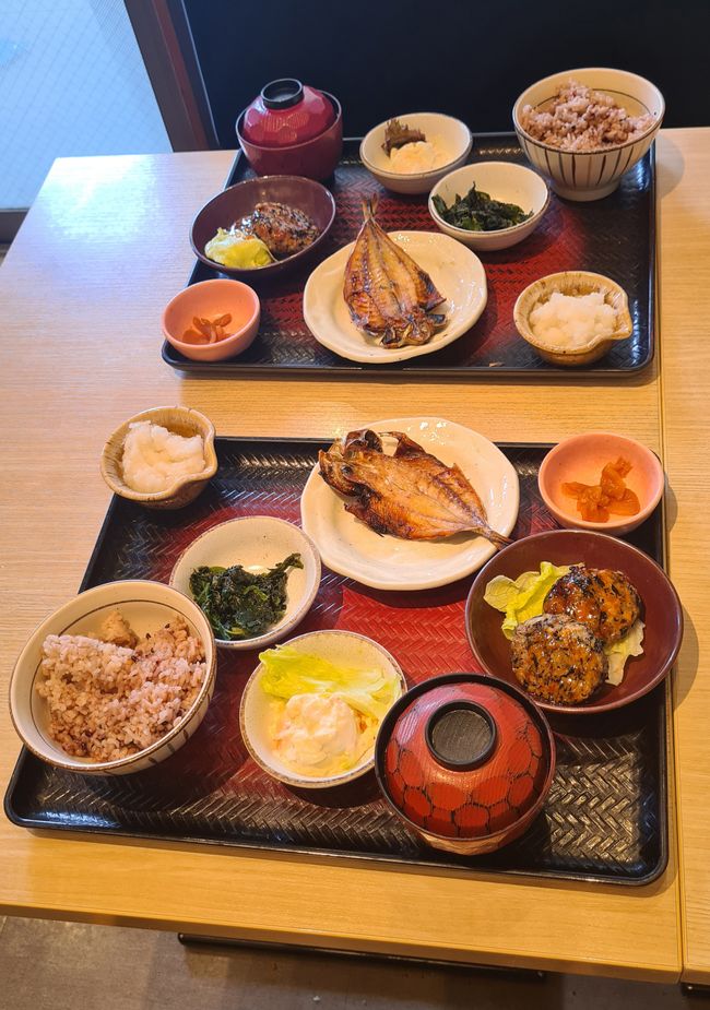 Dass es in Japan auch zum Frühstück Fisch, Reis und Misosuppe gibt, ist für uns eher gewöhnungsbedürftig.