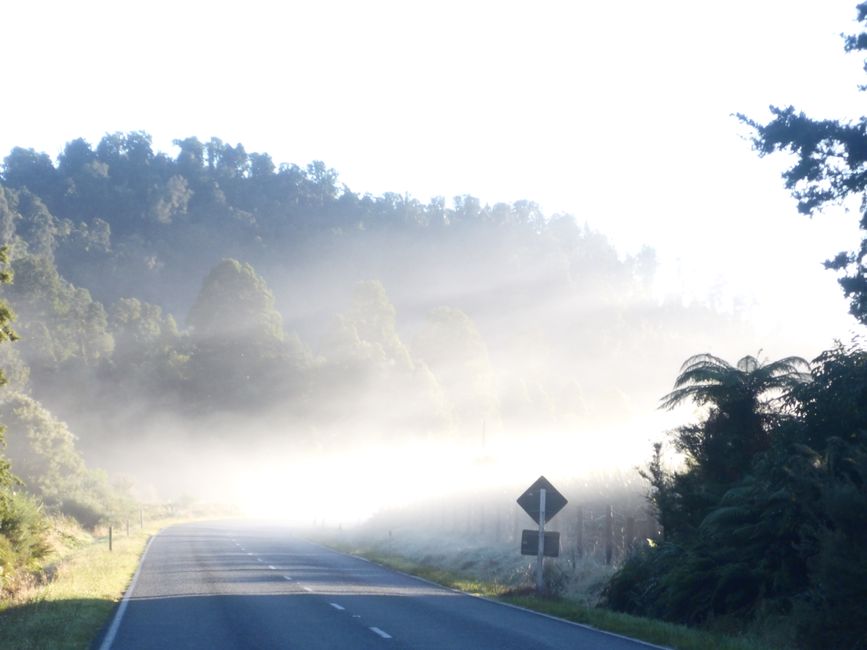 La brume est encore sur la route 
