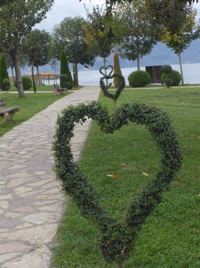 Für die lieben je ein Herz am Strand beim Kloster Sv. Naum