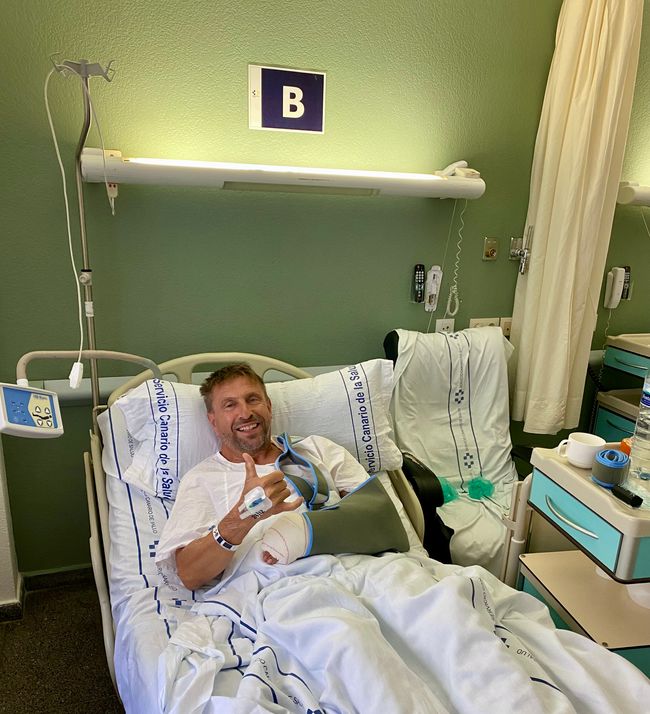 Die Pose habe ich mir von Robby Naish abgeguckt, als der im Krankenhaus lag