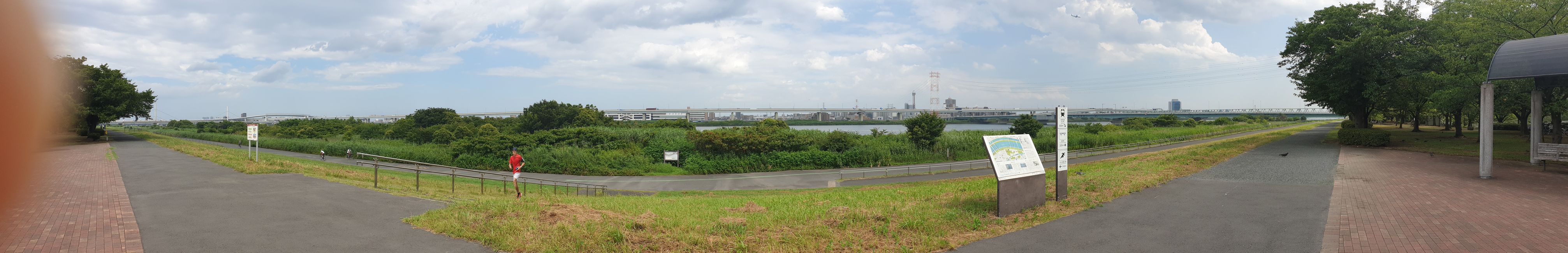 Ōjima-Komatsugawa Park mit Aussicht auf den Fluss in Straßen