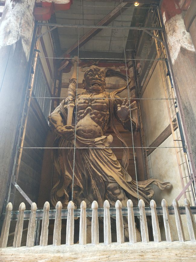 Statue links im Tor