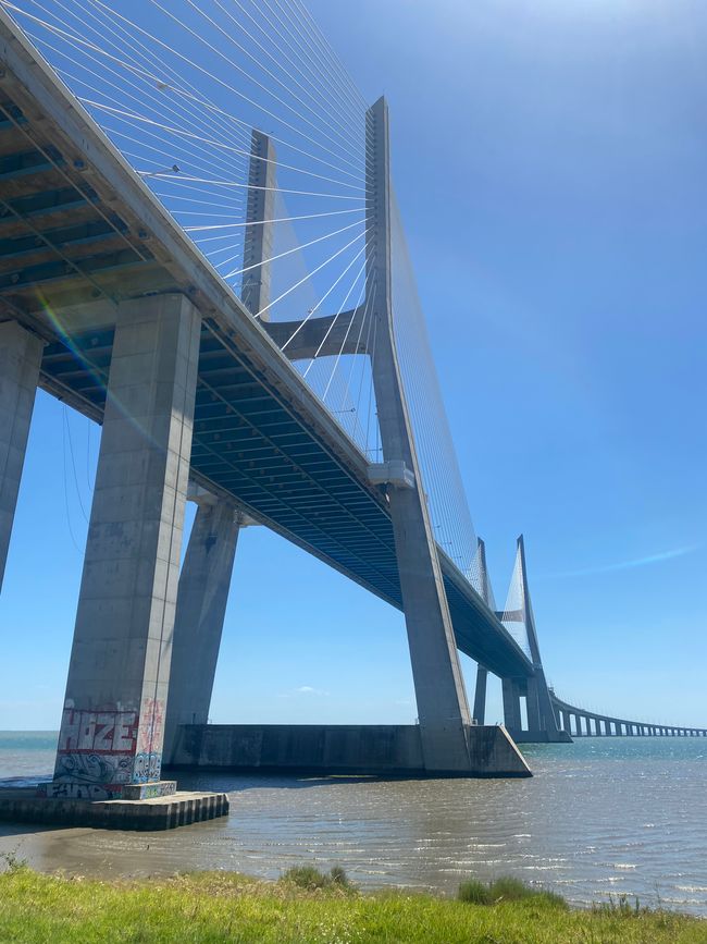 Die nicht minder eindrucksvolle Vasco da Gamma Brücke im Norden von Lissabon- immerhin mehr als 17(!) km lang