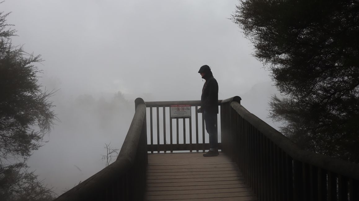 Julian blickt im dichten Dampf auf den See