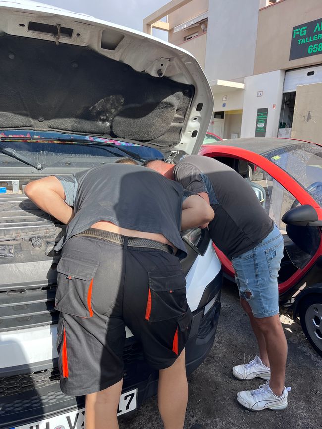 The two guys from FG Automocion quickly search and find the diesel leak