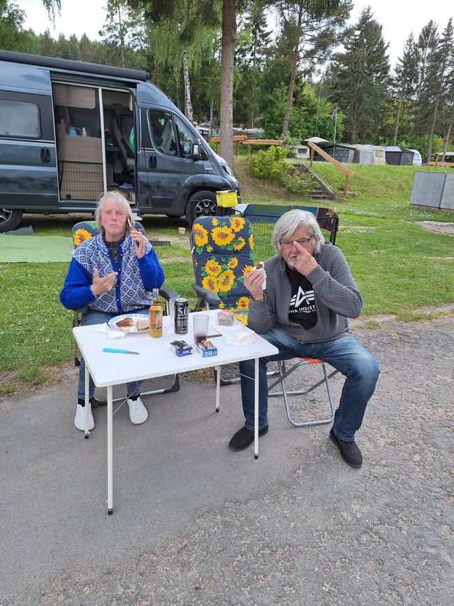 Ein neuer Camper wird beklebt
