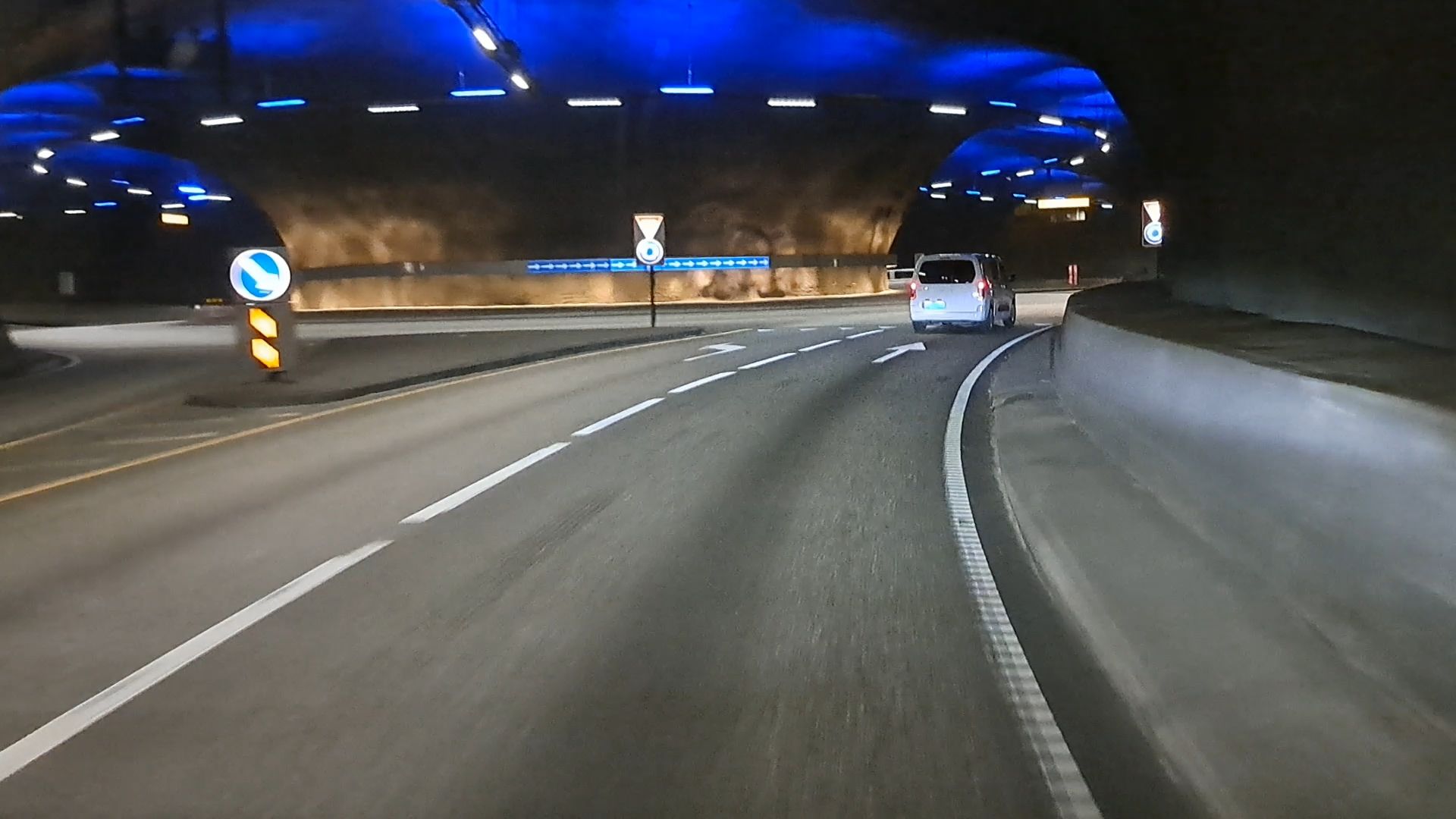 Karmøytunnelen con rotonda