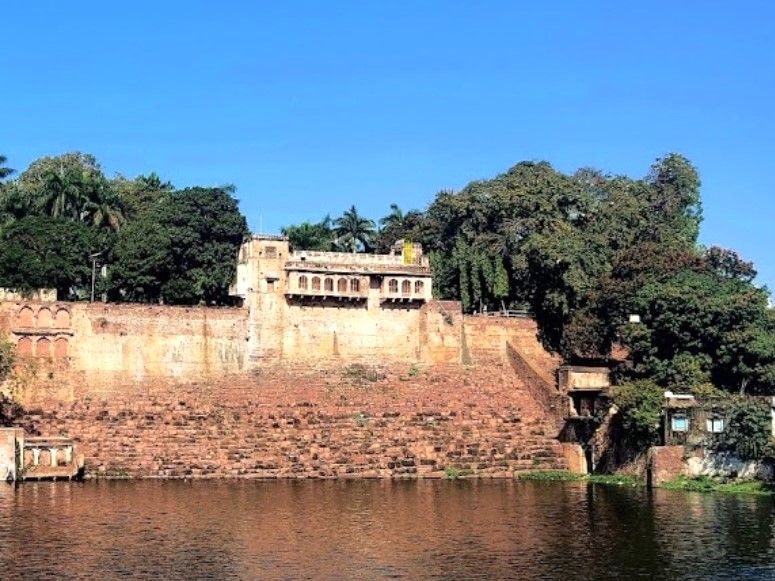 Rani Kamlapati Mahal - behind the wall, there are 5 floors going down to below water level