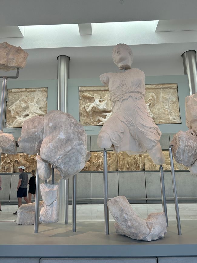Resti delle statue di Atena e Poseidone