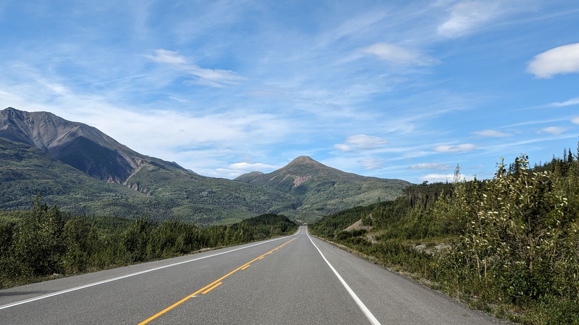 Tag 27: Bärenshow & fantastische Bergwelten - zurück nach Yukon/Kanada