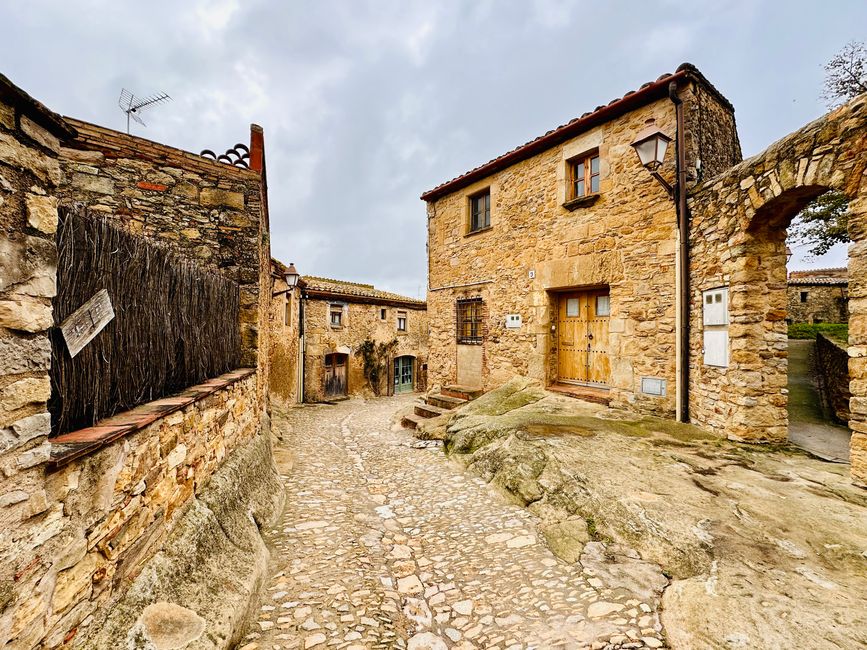 Peratallada y La Bisbal d'Empordà