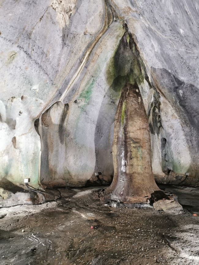 ... stalagmite de 12 pieds de haut ... 
