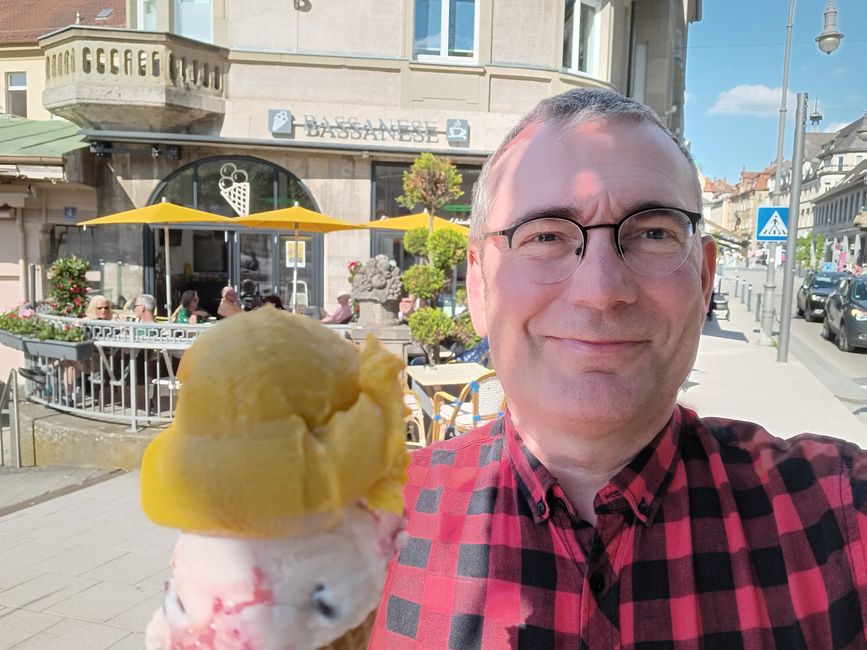 vor der Lieblings-Eisdiele