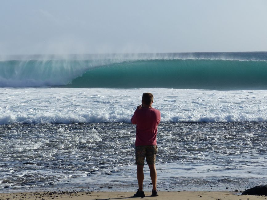 Perfect, hollow breaking waves ('barrels') in the furthest south of Fuerte