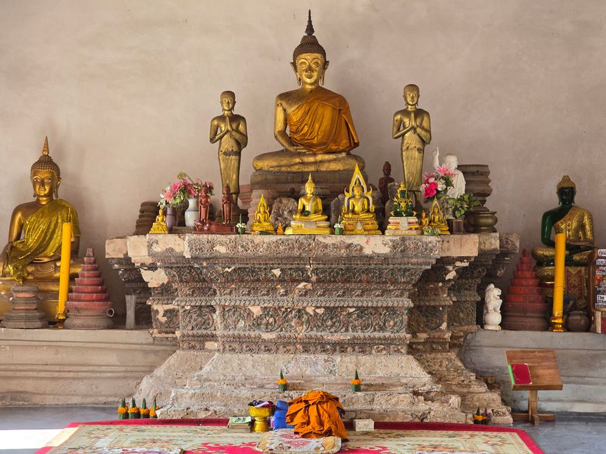 Une journée au bord de la rivière et les petits temples de l'autre côté de la rivière
