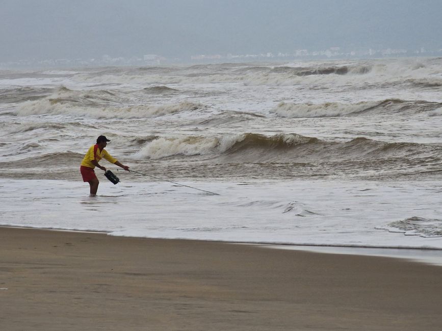 Vorüber die Flut.
Wer sah es wohl, du selig Land, 
wie dich die Welle überwand.