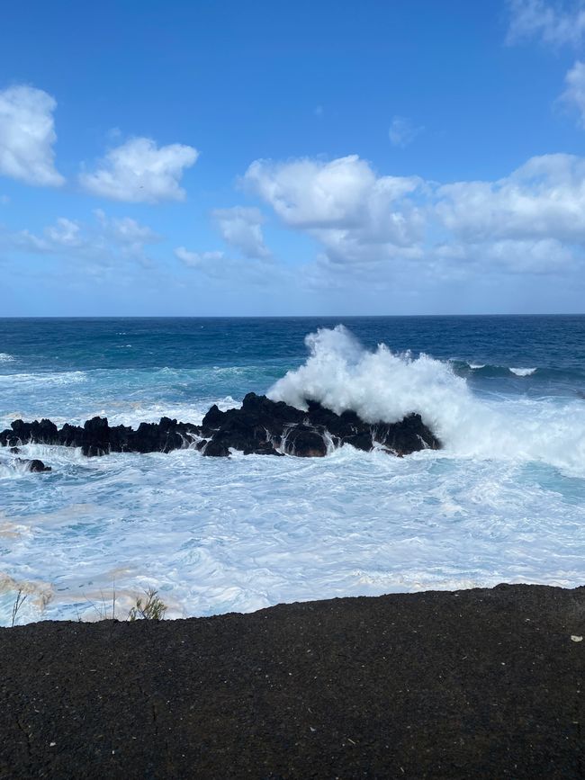 Mit Kraft wirft das Meer -