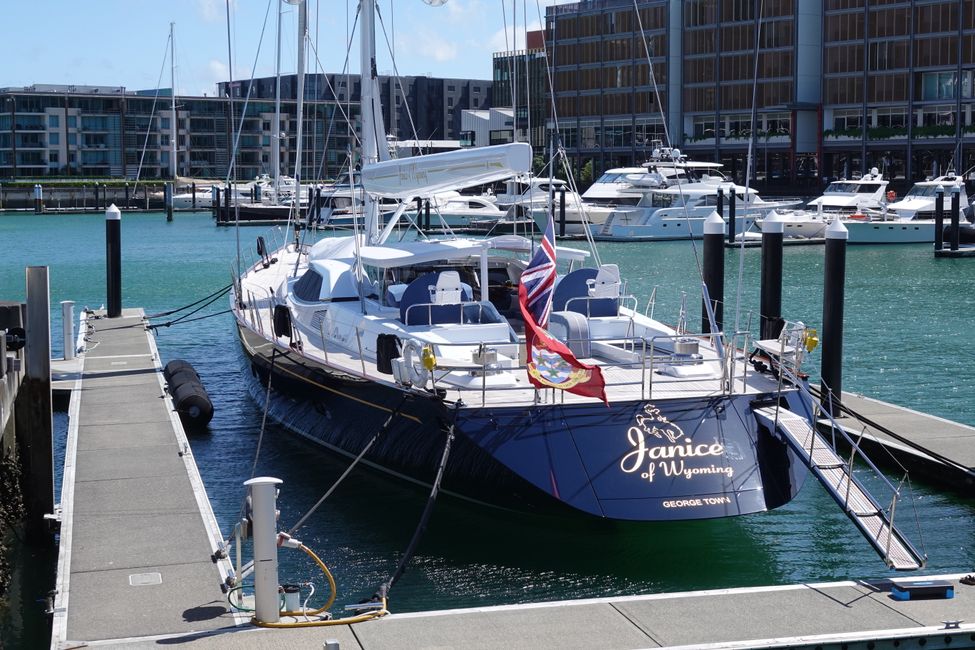 Rivage du port et skyline d'Auckland ....