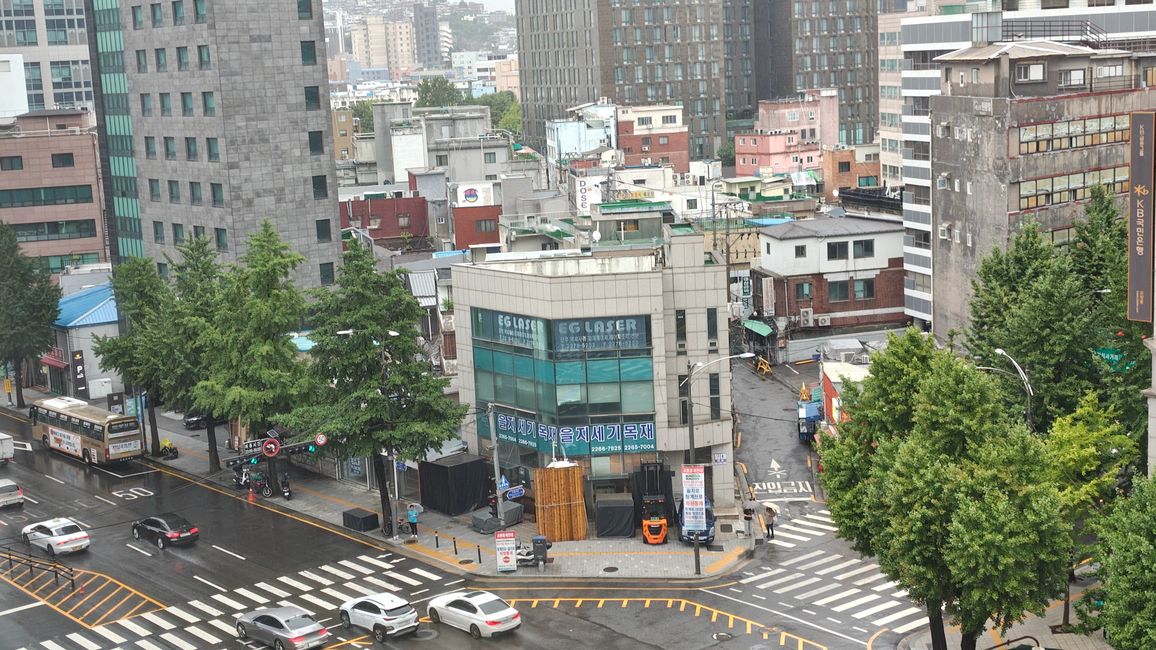 Kleine Gebäude zwischen großen Gebäuden