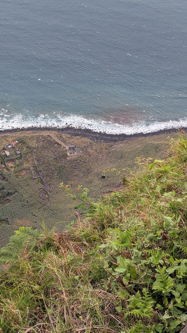 Miradouro das Achadas da Cruz, unten die Talstation der Seilbahn