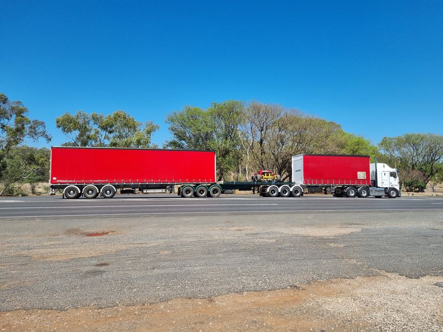 Roadtrain mit 2 Anhängern, gibt es im tiefen Outback auch mit bis zu 4 Anhängern