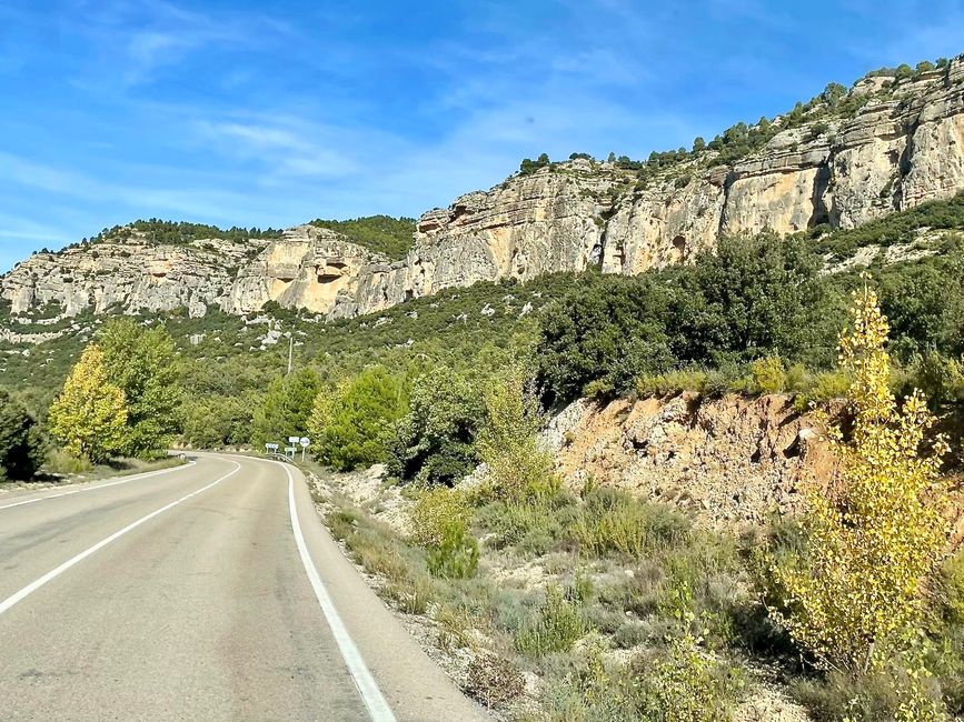 D'impressionnantes falaises de calcaire nous accompagnent sur le chemin de Mirambel.