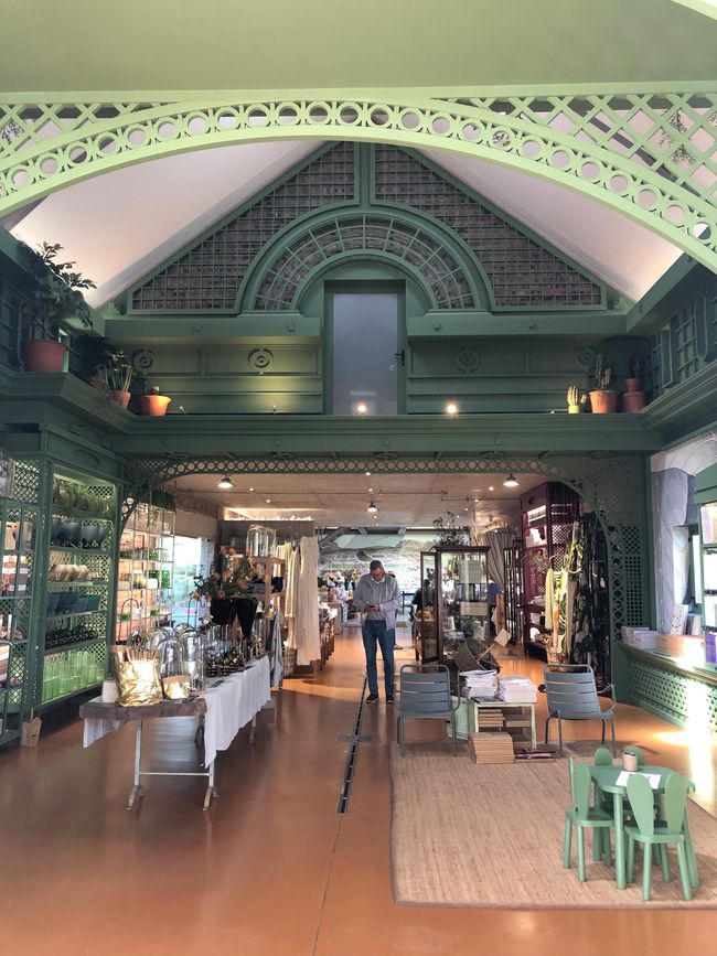 Die große Halle mit Kosmetik, Büchern, Gardenings, ...