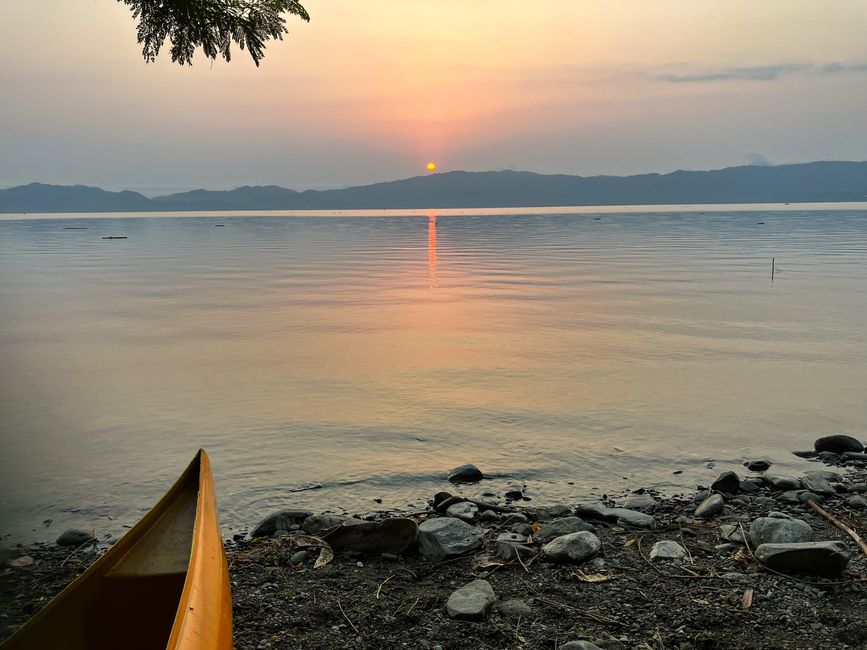 Magische Sonnenaufgang über dem Bosomtwe See