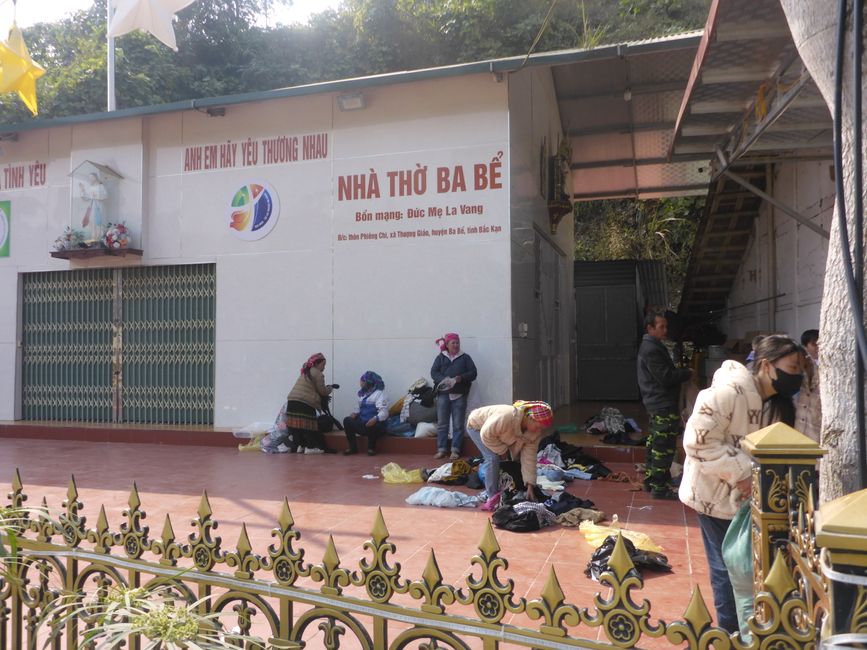 Devant la crèche, il se passe quelque chose 