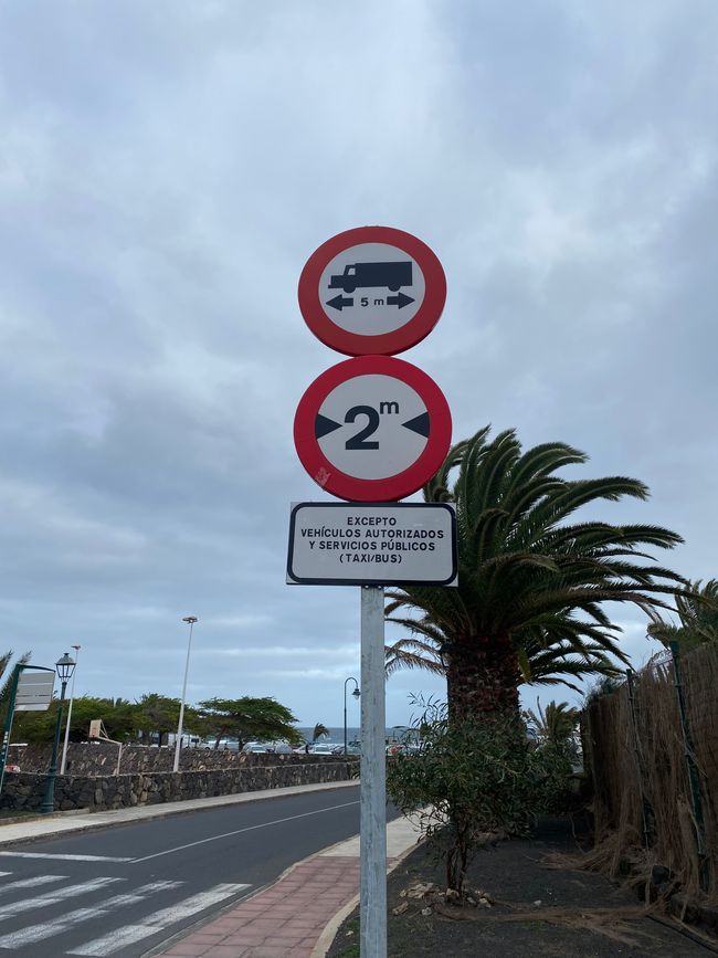 Famara - pueblo pesquero y famoso punto de surf en la costa oeste salvaje